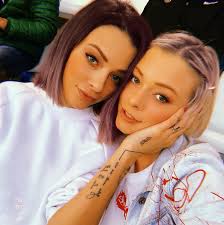 La sorella dell'ex gieffina silvia stava girando un video per instagram quando è stata protagonista di una rovinosa caduta. Le Donatella Per Giulia E Silvia Provvedi La Promo Del Nuovo Singolo E Hot