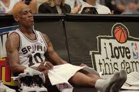 David robinson, star de san antonio à l'époque, ne garde qu'un souvenir très mitigé du passage de. Looking Back At Dennis Rodman S Brief But Eventful Stint With The Spurs Pounding The Rock