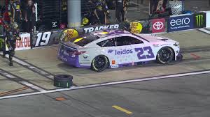 Perdió una rueda, quedó frenado en el box de un equipo contrario y lo  ayudaron sus rivales