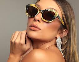 Famosos Prosjekter :: Photos, videos, logos, illustrations and branding ::  Behance