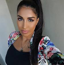 17 Desi Beauty Bloggers You Need To Follow On Instagram Beauty Blogger Cool Hairstyles Farah