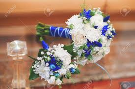 Avec ce bouquet de fleurs de mariée à couper le souffle faux, nous avons pris toute l'inquiétude et gardé toute la beauté. Beau Bouquet De Mariee Bleu Et Blanc De Roses Sur Table En Verre Vintage Tonifie Banque D Images Et Photos Libres De Droits Image 65626366