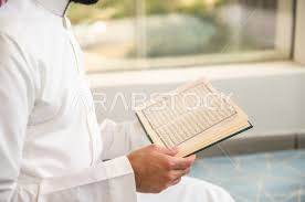 رجل سعودي مسلم يصلي و يقرأ القرأن على سجادة الصلاه رمضان كريم صلاه العيد صورة 7784 مكتبة الصور صور عربية خليجية حصرية عالية الدقة عربستوك