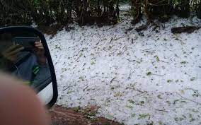 Chuva de granizo é qdo caem pedras de gelo de diversos tamanhos, geralmente são a palavra chuva de granizo poderia ser encontrada e articulada no dicion�rio e em enciclop�dias. Gazeta De Rio Preto Motorista Registra Chuva De Granizo Em Rodovia Da Regiao