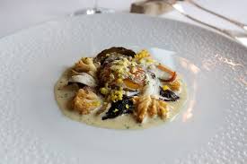 Konfierte Eigelb Mit Pilzen Aus Dem Nordschwarzwald In Leichtem Sud Von Vin Jaune Und Herbsttruffel Lebensmittel Essen Einfache Gerichte Schwarzwald