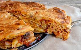 E' un pasticcio di pasta condita con vari ingredienti che possono variare dalla carne, al va cotto al forno e può essere rivestito e contenuto da uno strato di pasta sfoglia o di pasta frolla. Timballo Di Pasta In Crosta Con Funghi E Mozzarella Al Forno