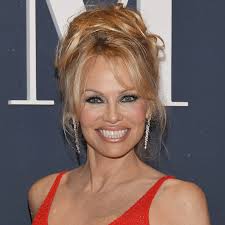 Pamela Anderson, su anécdota con el bañador de 'Los vigilantes de la playa'  que sigue usando: "Di de qué hablar a todos"