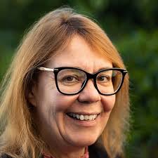 Beverly Fink's Instagram, Twitter & Facebook