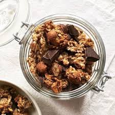 Un Granola Avec De Gros Chunks Croustillants De Flocons D Avoine De Riz Souffle Des Eclats De Nois Chocolat Noisette Recettes Granola Recette Granola Maison