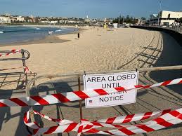 Australian officials closed sydney's iconic bondi beach as thousands of people defied social distancing orders. Quiet With Some Defiance As Bondi Beach Succumbs To Coronavirus Closure Coronavirus The Guardian