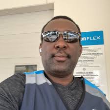 Plizyè elèv ak pwofesè lekòl ki nan pwogram Psugo a manifeste devan Palè  Nasyonal pou reklame lajan 3 lane leta ayisyen dwe yo. Originally published  at