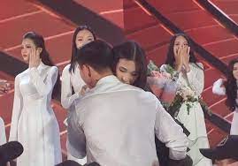 Thời điểm đó, doãn hải my là ứng viên hàng đầu cho vương miện hoa. Loáº¡t áº£nh VÄƒn Háº­u Ä'i Xem Bong Ä'a Cung Top 10 Hoa Háº­u Viá»‡t Nam Ä'eo Kháº©u Trang Kin Mit Va Cá»' Ne Paparazzi Khac Gi Sao Han Ä'au