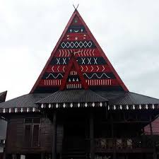Rumah ini biasanya terdiri dari dua bagian, yakni bagian rumah dan lumbung padi atau yang disebut dengan sopo. Rumah Adat Sumatera Utara Nama Keunikan Gambar