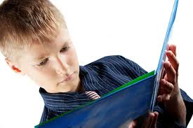 Imágenes de Niño lee libro libres de derechos