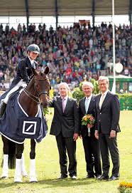 Ist die adresse oder filiale dabei, die sie suchen? Helen Langehanenberg Siegt Im Deutsche Bank Preis Grosser Dressurpreis Von Aachen Reitturniere De News Ergebnisse Turnierkalender Ranglisten