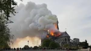 În zilele cu afluența ridicată, pricinuită de sărbători sau evenimente importante, se poate ajunge chiar și la 50.000 de oameni. Video Live Incendiu De ProporÈ›ii La Catedrala Notre Dame Din Paris