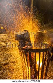 Riesenauswahl an produkten für zuhause. Burning Fire Pit Steel Basket In Darkness On Cold October Night In Autumn With Fire Sparks Floating Around Stock Photo Alamy