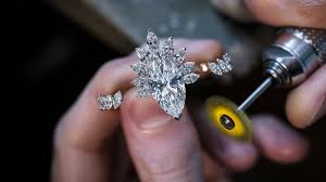 L'atelier est totalement indépendant de la maison, dans la dépendance au premier étage avec son entrée privé, et sa cuisine il surplombe l'immense jardin. Das Atelier Messika