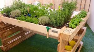 À la base, les palettes en bois servent à transporter des marchandises. 12 Idees Pour Utiliser Des Palettes Au Potager Ou A L Atelier