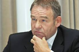 Stephan Brock vor dem Firmenlogo in