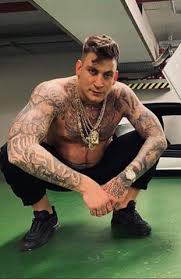 The tattoo on michael scofield's body included the plan to break lincoln out of fox river and how to live a quiet life after breaking out. Gzuz Tattoo Bedeutung Filme Und Serien Gefangnis Prison Break