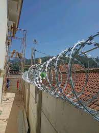 Inilah cara memasang kawat duri pada pagar kayu pindis yang telah di beri waring ikan supaya tambah kokoh. Pemasangan Kawat Duri Silet Razor Wire Pengaman Tembok Dan Pagar Konstruksi Dan Taman 539863195