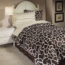 This crib bedding set includes a stylish trio of nursery essentials featuring playful giraffes, interlocking rings, zig zagging chevrons and playful dots. Full Size Giraffe Bedding Set Safari Bedding Giraffe Bedding Bed Linens Luxury Giraffe Bedroom