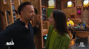 Sara und Karim geraten wegen seiner Affäre mit Milla heftig aneinander! 😡  Karim wirft ihr vor, ihn immer noch wie ein Kind zu behandeln. 👶  Frustriert sucht Sara Trost bei Mike und lässt ihrem Ärger ...