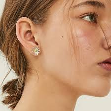 楽天市場】☆配送無料☆ [VINTAGE HOLLYWOOD] Mini Daisy Post Earring 韓国 アクセサリー 花 イヤリング  BTS 着用 かわいい おしゃれ シンプル : ABC TOWN