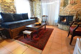 2 ενήλικες (και 1 παιδί έως 2 ετών). Traditional Suite Hera Kalabryta Georgio S V Chalet Kalavrita Hotel Diamonh Sta Kalabryta Enoikiazomena Dwmatia Sta Kalabryta Rooms