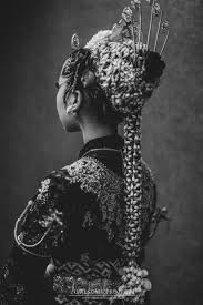 Srinata ᬲ᭄ᬭᬶᬦᬢ) merupakan riasan di bagian dahi hingga rambut yang biasa digunakan untuk pengantin wanita. Kenali Keistimewaan Makna Paes Riasan Pengantin Wanita Dari Jawa Tengah Bridestory Blog