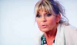 Gemma nel daiting show ha conosciuto giorgio manetti, il suo grande amore.la storia tra loro non è andata per il meglio e così la donna, oggi sessantenne ha scelto di trovare all'interno del. Gemma Galgani Chi E Eta Altezza Carriera Uomini E Donne Spynews It