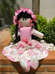 Boneca de Pano Rosa com Cabelo Preto - Belinha | Decoração