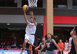 Di dalam lapangan harus ada tiga lingkaran dengan ukuran yang sama yaitu berdiameter 1,8 meter. Serupa Tapi Tak Sama Ini Beda Aturan Basket 3x3 Dan 5v5 Dbl Id