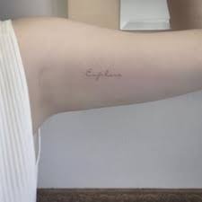 23 Ideas De Tatuajes Con Letras Finas Tatuajes Letras Para Tatuajes Tatuajes Unicos El estilo de letras goticas puede lucir muy bonito, como veras en la imagen que sigue. 23 ideas de tatuajes con letras finas