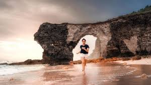 Jika kamu ingin menikmati keganasan laut tanpa khawatir terkena dampaknya, maka tempat wisata pantai karang bolong wajib dijadikan pilihan. Karang Bolong Spot Instagramable Di Pantai Mbawana Sumba Tribun Travel