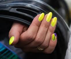 Te presentamos el modelo de uñas acrilicas neon beach para personas prácticas y activas, tiene una forma cuadradas y cortas, dando una sonrisa permanente tipo french tradicional, ideal para tener muchas actividades de oficina y estar a la moda ahora en verano. Unas De Moda 2021 2022 Tendencias En Disenos Y Colores
