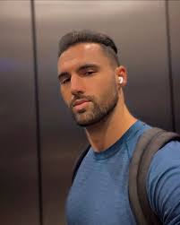 Justin Howells's Instagram, Twitter & Facebook