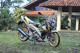 Foto gambar modifikasi motor thailook style terbaru 2017. Modifikasi Suzuki Satria Fu 2014 Bogor Kombinasi Warna Bunglon Asesorisnya Menggoda Iman