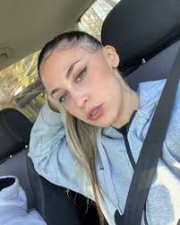 Entre flores cogiendo tus manos frias