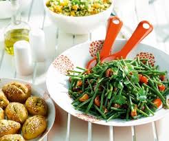 Le Chef Cyril Lignac Vous Propose Une Recette Legere La Salade De Haricots Verts A La Coriandre Salade Haricots Verts Salade Haricot Haricots Verts