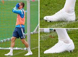 Real madrid and germany midfielder toni kroos has worn the same make of boots since the start of the 2013/2014 season and you know what, we loved his loyalty to this underrated cleat. Rm Dna On Twitter Toni Kroos My Football Boots Are The Most Important Thing When I Go Out On The Pitch I Have To Play In White Shoes That S A Little Tick Of
