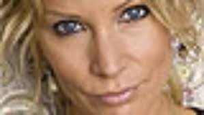 Kiwi star in nude ad