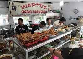 Warteg mudah ditemukan di berbagai tempat di jakarta, sehingga sangat memudahkan warga sekitar. 5 Warteg Yang Bisa Jadi Rekomendasi Makan Siang Anda Merahputih