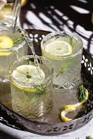 La ricetta originale della limonata e tutti i segreti per fare un'ottima limonata in tante versioni diverse Limonata Fatta In Casa Limonata Al Rosmarino