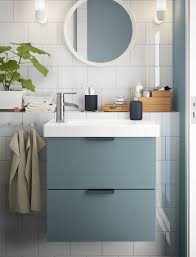 Une Salle De Bains Gain De Place Avec Une Petite Touche Nature En Bonus Meuble Lavabo Ikea Meuble Lavabo Meuble Salle De Bain Ikea