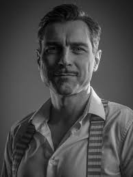 Unposted de 2025 qui trainait sur le disque dur et quel dommage…car j'adore  la vibe yepaaa📸🎸 W/ @laszlowojtyczka . #actor #comedien #elvis  #blackandwhitephotography