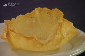 6 cucchiai di parmigiano grattugiato 20 gamberi 1 spicchio di aglio 1 ciuffo di prezzemolo 4 ciuffi di insalatina a nostro piacere 2 albumi 1 bicchi. Ricetta Cestini Di Parmigiano Le Ricette Dello Spicchio D Aglio