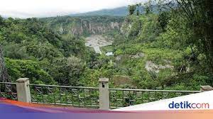 Panorama bukit sikunir dieng yang selalu menyimpan sejuta keindahan alam, golden sunrise bukit sikunir salah satu yang di buru para wisatawan, sunrise dari bukit sikunir dieng merupakan sunrise yang pernah masuk kategori sunrise terbaik di asia tenggara, waow menakjubkan. Taman Dengan Panorama Terbaik Di Bukittinggi