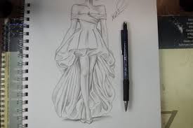 تعليم الرسم بالرصاص طريقة تصميم فستان مع الخطوات Fashion Drawing Tutorial Fashion Sketches Dresses Fashion Illustration Tutorial